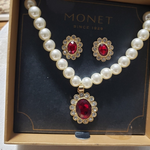 Beautiful Monet Faux Pearl Goldtone Necklace with Matching Pierced Earrings - Picture 2 of 9